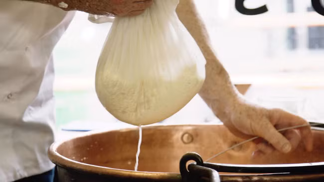 Hình ảnh quá trình làm pho mai thông thường.