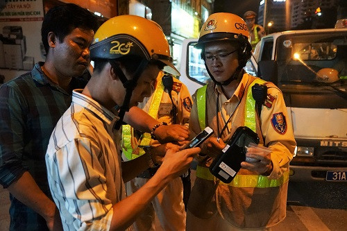 Người dân yêu cầu kiểm tra máy đo nồng độ cồn. Ảnh:Gia Chính Người dân yêu cầu kiểm tra máy đo nồng độ cồn. Ảnh: Gia Chính