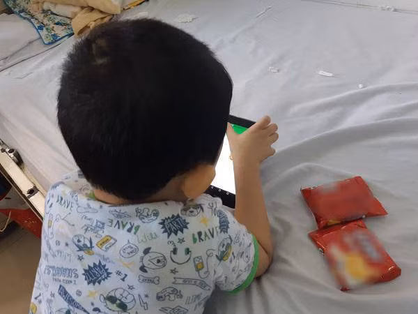 cho con xem dien thoai nhieu gio, me ha nam chet dung khi nghe bs phan - 2