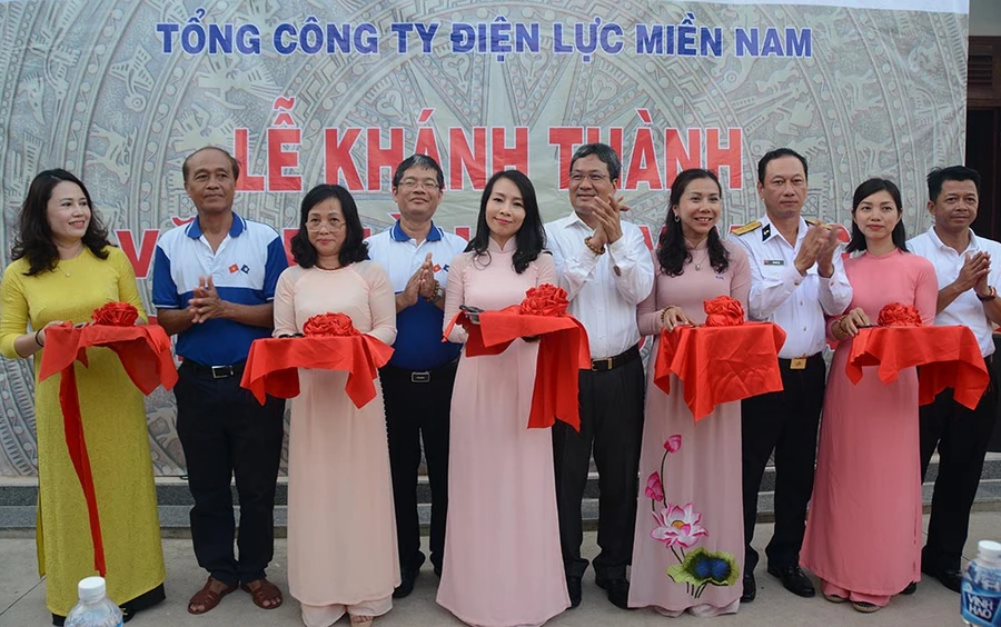 Lãnh đạo Văn phòng Chính phủ, EVN, EVNSPC, Quân chủng Hải quân và huyện đảo Trường Sa cắt băng khánh thành Văn phòng Điện lực Trường Sa