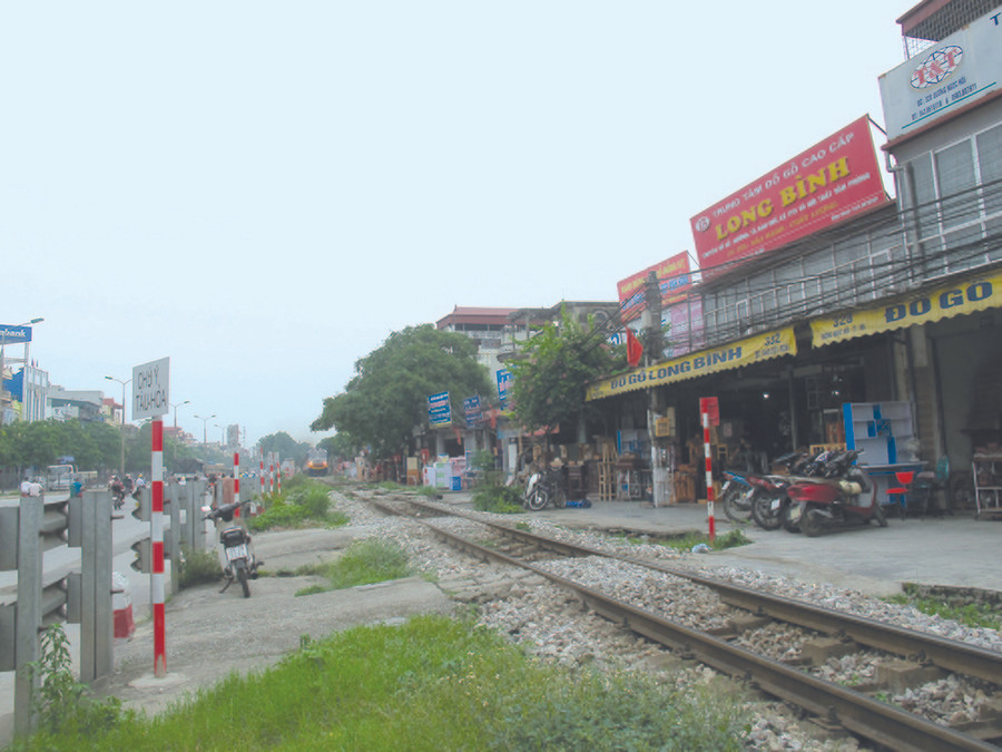 UBND huyện Thanh Trì chủ trương bỏ vốn làm đường gom, xóa hàng chục lối đi tự mở qua đường sắt tại thị trấn Văn Điển