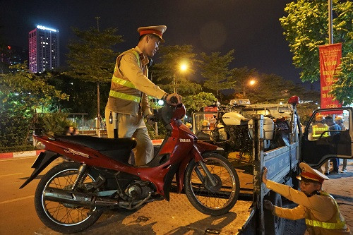 Cảnh sát kiểm tra nồng độ cồn của tài xế đi ra từ quán nhậu