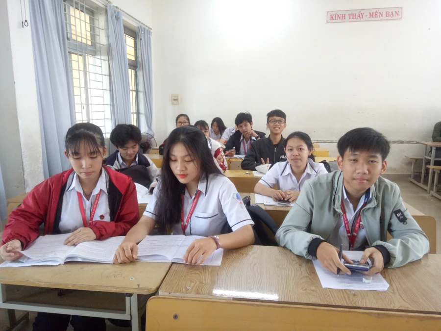 Trong giờ học tại lớp 12A7 Trường THPT Thực hành Cao Nguyên.