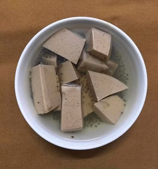 Xin nhấn mạnh nó là chè khúc bạch chứ không phải là nước thần kì tách tiêu đen từ giò bò đâu ạ.