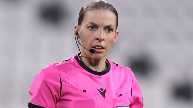 Nữ trọng tài Stephanie Frappart. (Nguồn: skysports.com).