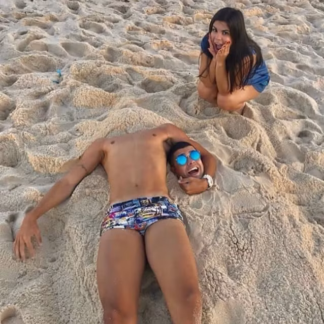 Chụp ảnh trên bãi cát để hù nhau nào!