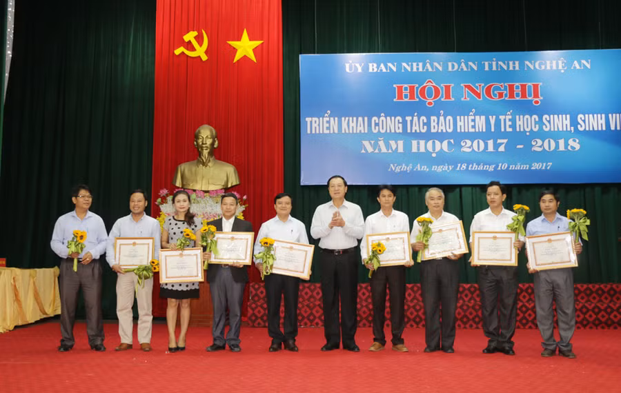 Khen thưởng các tập thể, cá nhân có thành tích xuất sắc trong công tác bảo hiểm y tế HSSV 