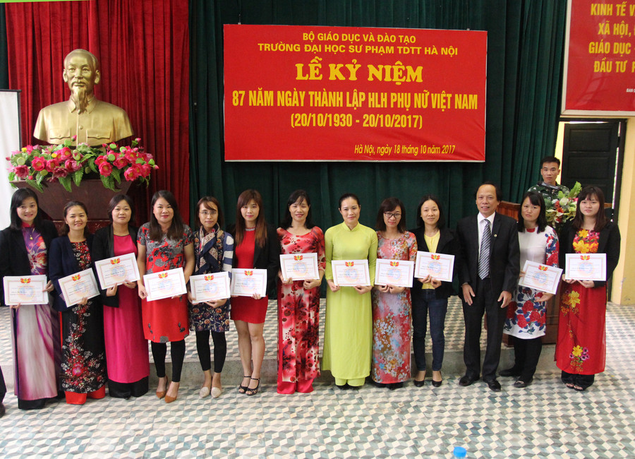 ThS. Hoàng Anh Dũng - Chủ tịch Công đoàn trường trao Giấy chứng nhận phụ nữ “Giỏi việc trường- Đảm việc nhà” xuất sắc.