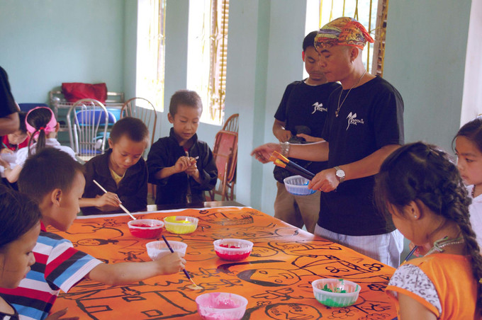 Họa sĩ dạy vẽ cho các em nhỏ miền núi