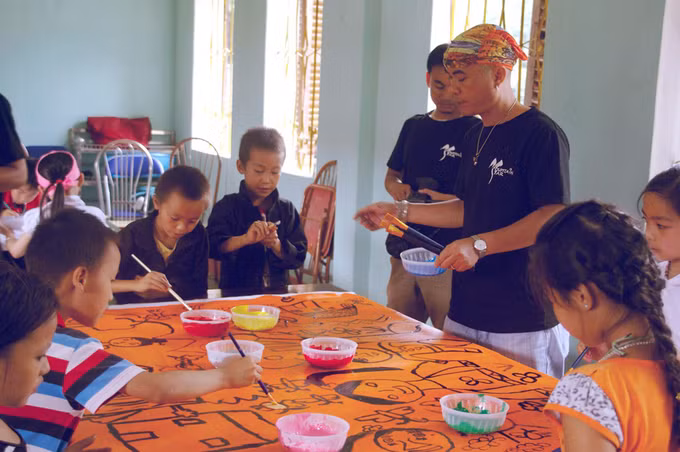 Họa sĩ dạy vẽ cho các em nhỏ miền núi