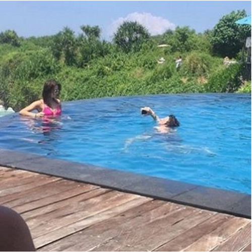 su-hy-sinh-cua-canh-may-rau-sau-nhung-buc-anh-lung-linh-cua-ban-gai-9