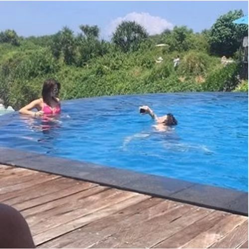 su-hy-sinh-cua-canh-may-rau-sau-nhung-buc-anh-lung-linh-cua-ban-gai-9