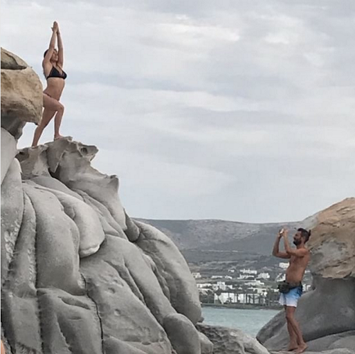 su-hy-sinh-cua-canh-may-rau-sau-nhung-buc-anh-lung-linh-cua-ban-gai-8