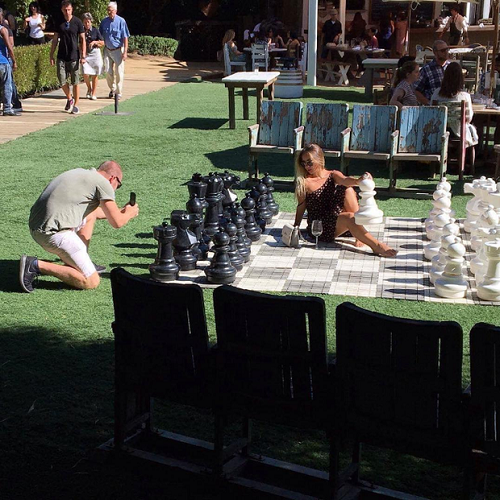 su-hy-sinh-cua-canh-may-rau-sau-nhung-buc-anh-lung-linh-cua-ban-gai-1