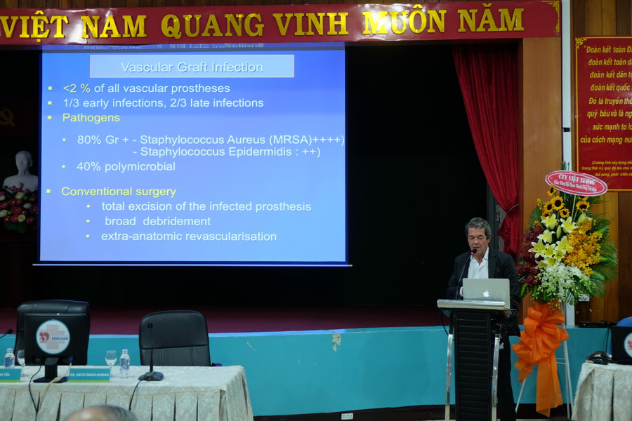 GS Jean Olivier Defraigne báo cáo tại hội thảo GS Jean Olivier Defraigne báo cáo tại hội thảo