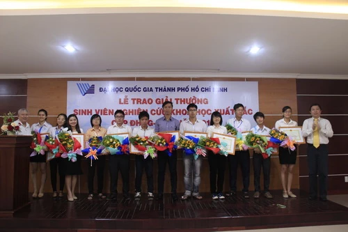 ĐHQG TPHCM: Trao giải sinh viên nghiên cứu khoa học xuất sắc năm 2015