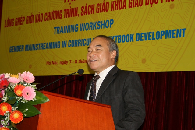 Thứ trưởng Bộ GD&ĐT Nguyễn Vinh Hiển phát biểu khai mạc lớp tập huấn