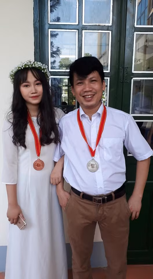 Thầy Phạm Văn Điệp cùng HS Bùi Thị Bích Thương, chuyên Lý K14, đạt giải Đồng tại kỳ thi HS giỏi Duyên hải Bắc Bộ. Ảnh: NVCC