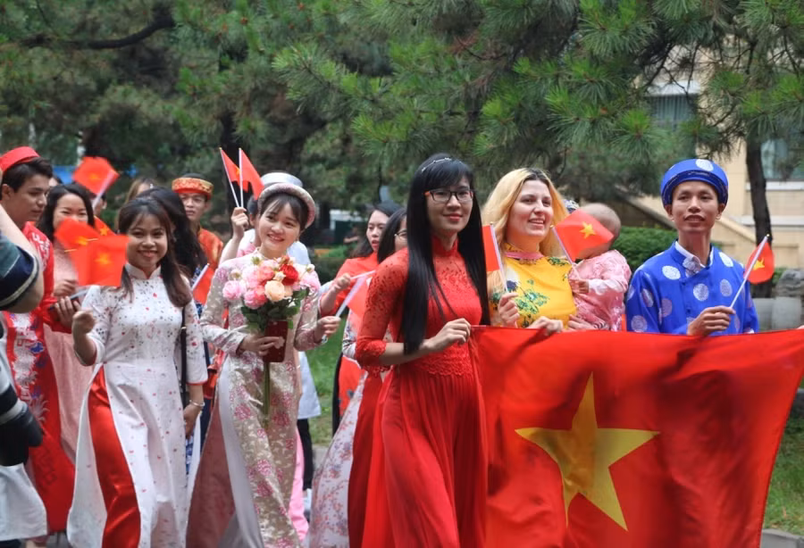 Thầy Tư cùng vợ và con tham gia phần thi múa và thư pháp chào mừng ngày thành lập Đoàn 26/3 tại Bắc Kinh Trung Quốc