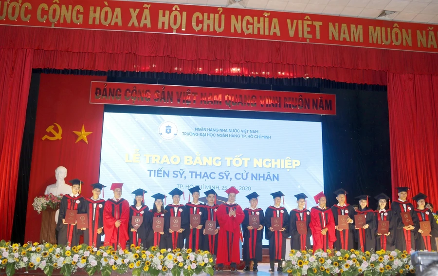 Các tân Thạc sĩ Trường ĐH Ngân hàng TP.HCM tại lễ nhận bằng tốt nghiệp