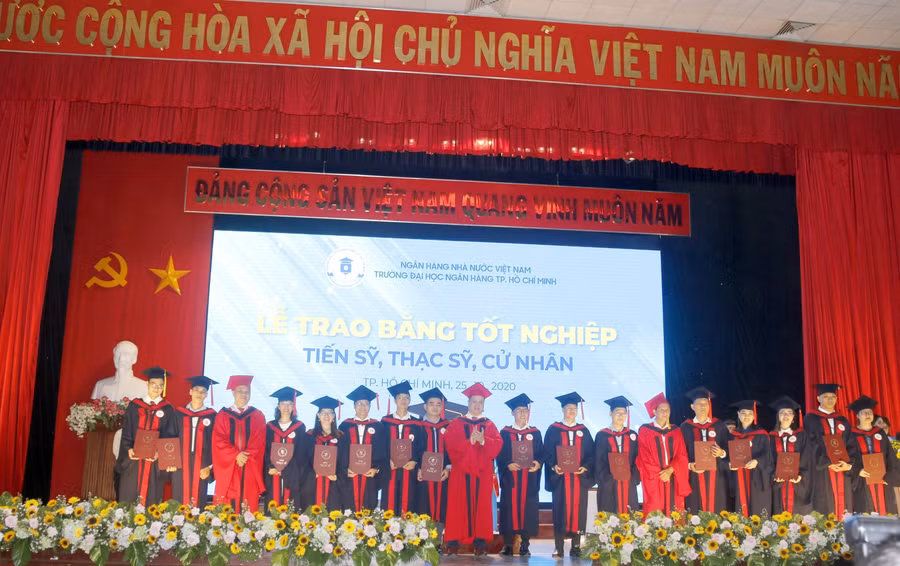 Các tân Thạc sĩ Trường ĐH Ngân hàng TP.HCM tại lễ nhận bằng tốt nghiệp