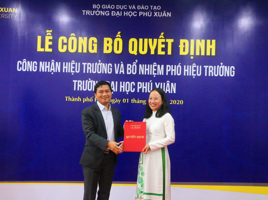 Đại diện tập đoàn giáo dục EQuest và Chủ tịch Hội đồng Trường ĐH Phú Xuân - Huế trao quyết định bổ nhiệm tân hiệu trưởng Trường ĐH Phú Xuân