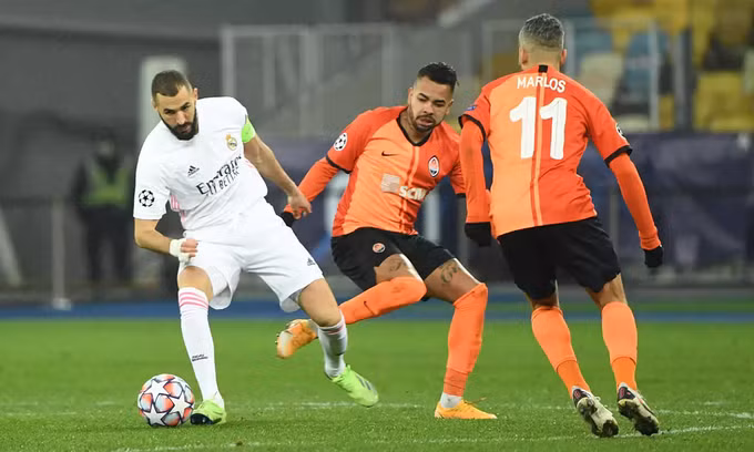 Benzema (trái) không thể cứu Real Madrid thoát khỏi trận thua