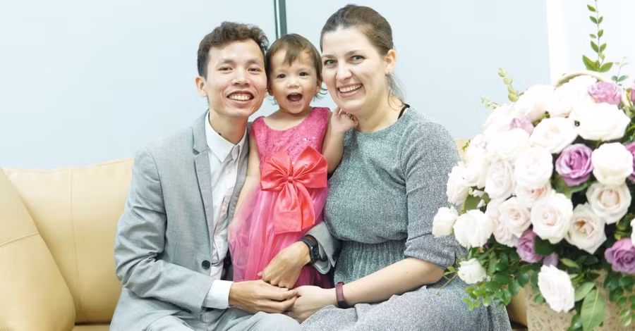 Gia đình thầy Tư là một sự hoà hợp một cách hoàn hảo, dù khác ngôn ngữ, khác màu da, khác tôn giáo, khác văn hoá...