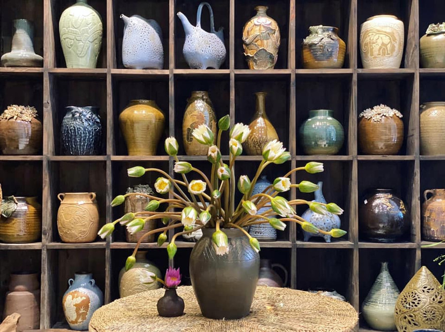 Súng trắng nở sáng.