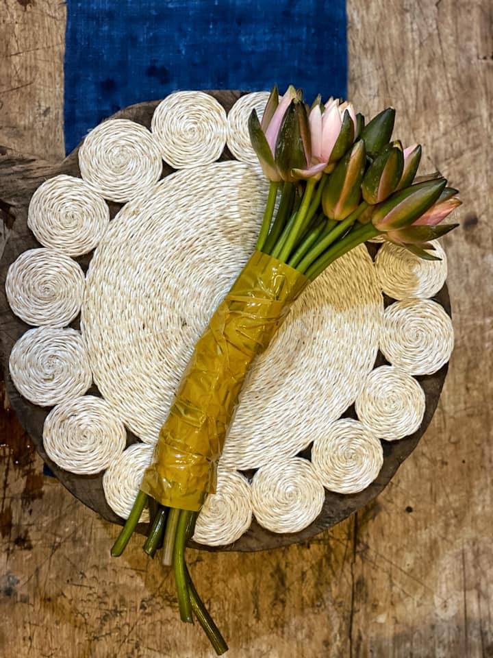 Xếp gọn gàng từng cành và từng cánh hoa rồi bó dọc bằng băng dính. Sau đó thả vào thùng nước đầy. Nước ngập đến đài hoa luôn