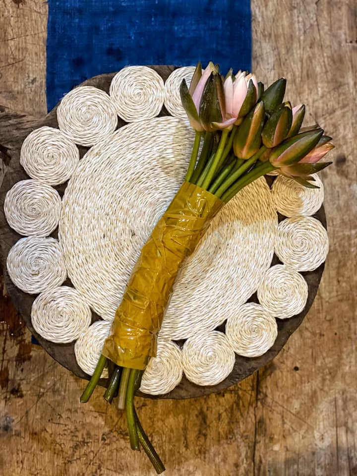 Xếp gọn gàng từng cành và từng cánh hoa rồi bó dọc bằng băng dính. Sau đó thả vào thùng nước đầy. Nước ngập đến đài hoa luôn