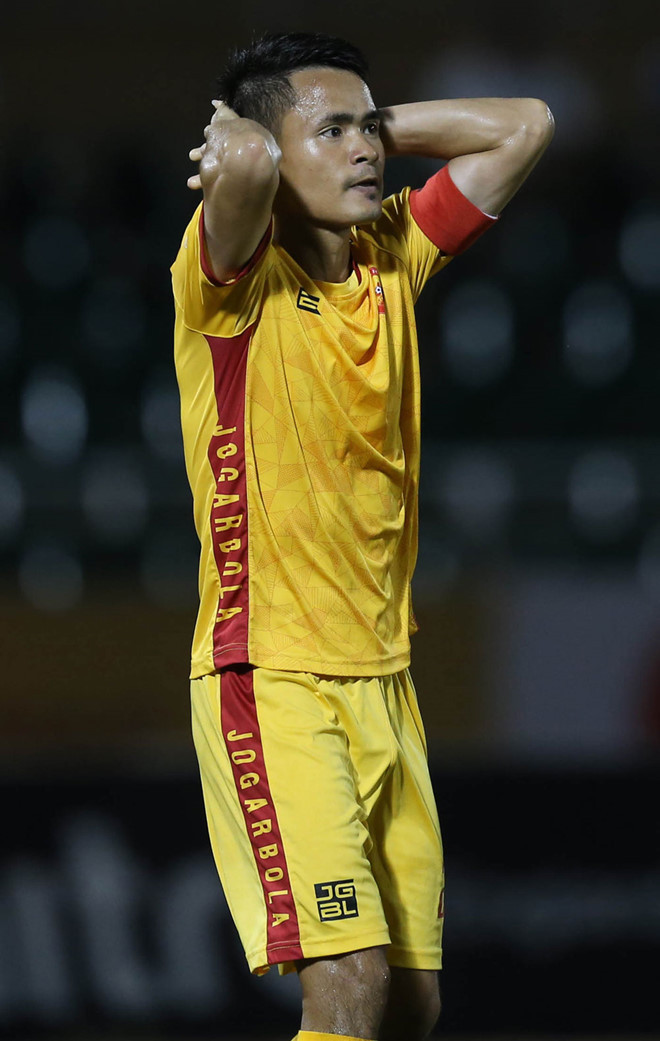 Đội trưởng Hoàng Đình Tùng thất vọng khi đội của anh đang rơi tự do xuống áp chót bảng