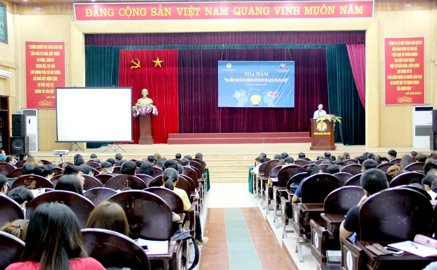 Quang cảnh buổi tọa đàm.