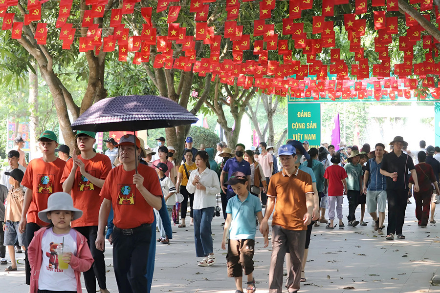 Từ sáng sớm, từng dòng người xếp hàng vào Khu di tích Kim Liên (huyện Nam Đàn, Nghệ An) dâng hoa, dâng hương, bày tỏ niềm thành kính với Chủ tịch Hồ Chí Minh.