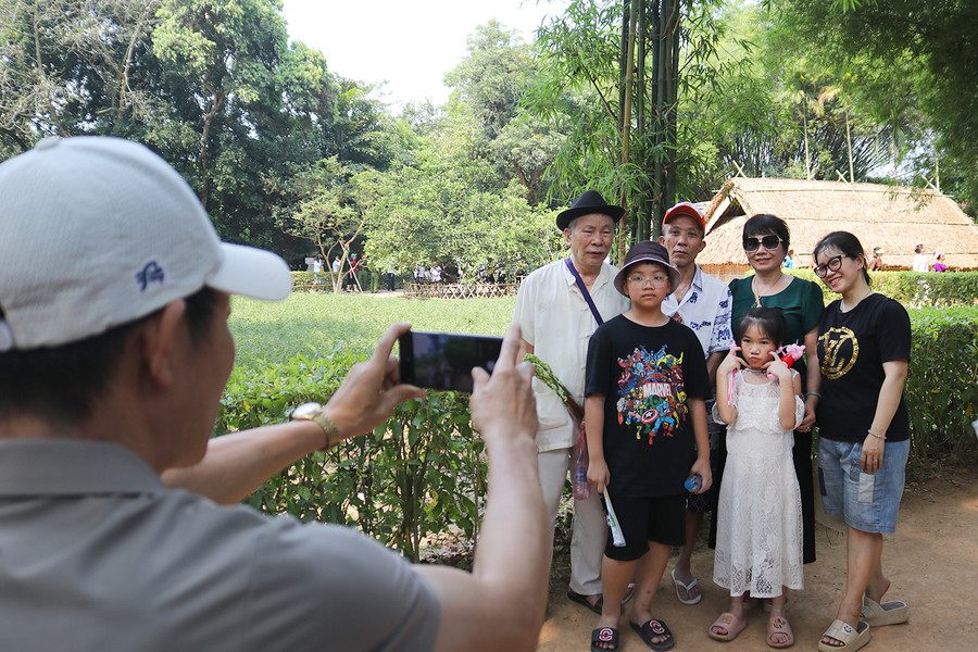 Gia đình 3 thế hệ lưu lại khoảnh khắc kỷ niệm dịp về thăm quê Bác.