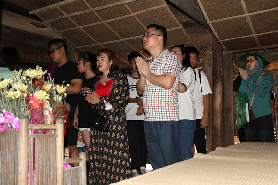 Du khách dâng hoa, bày tỏ lòng thành kính trước ban thờ cụ Phó bảng Nguyễn Sinh Sắc.