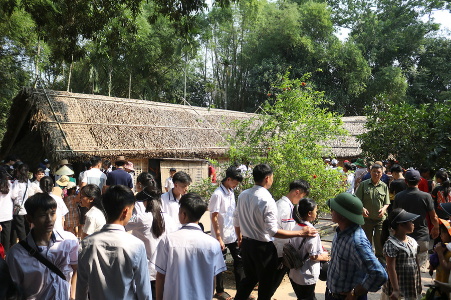 Do lượng du khách đông, Ban Quản lý Khu di tích Kim Liên phải huy động tất cả cán bộ, nhân viên làm việc, hướng dẫn người dân ra, vào theo từng lối đi riêng.