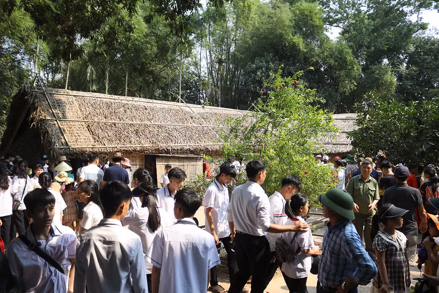 Do lượng du khách đông, Ban Quản lý Khu di tích Kim Liên phải huy động tất cả cán bộ, nhân viên làm việc, hướng dẫn người dân ra, vào theo từng lối đi riêng.