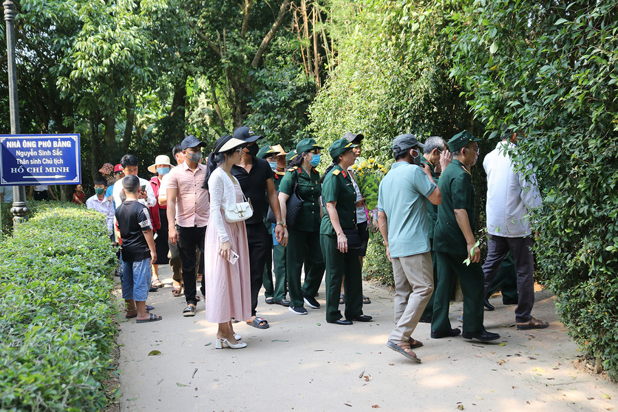 Các địa điểm thu hút đông du khách như: Làng Sen, làng Hoàng Trù, đền Chung Sơn, mộ bà Hoàng Thị Loan...