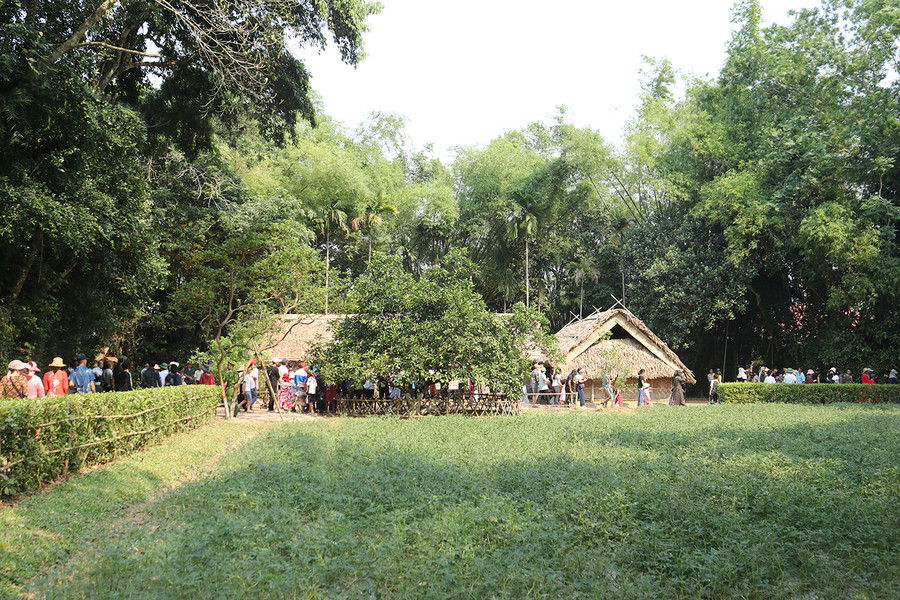 Du khách thăm nhà cụ Phó bảng Nguyễn Sinh Sắc - Thân sinh của Chủ tịch Hồ Chí Minh tại làng Sen, Kim Liên.