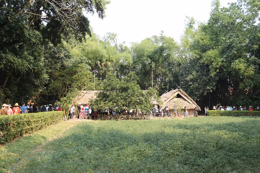 Du khách thăm nhà cụ Phó bảng Nguyễn Sinh Sắc - Thân sinh của Chủ tịch Hồ Chí Minh tại làng Sen, Kim Liên.