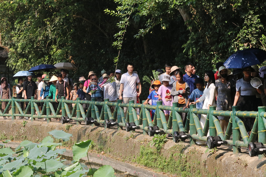 Theo Ban Quản lý Khu di tích Kim Liên, trong 4 ngày lễ (từ 27/4-30/4), khu di tích đón hàng vạn du khách về thăm, trung bình mỗi ngày có trên dưới 10.000 lượt du khách.
