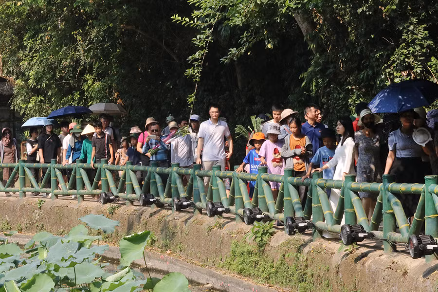 Theo Ban Quản lý Khu di tích Kim Liên, trong 4 ngày lễ (từ 27/4-30/4), khu di tích đón hàng vạn du khách về thăm, trung bình mỗi ngày có trên dưới 10.000 lượt du khách.