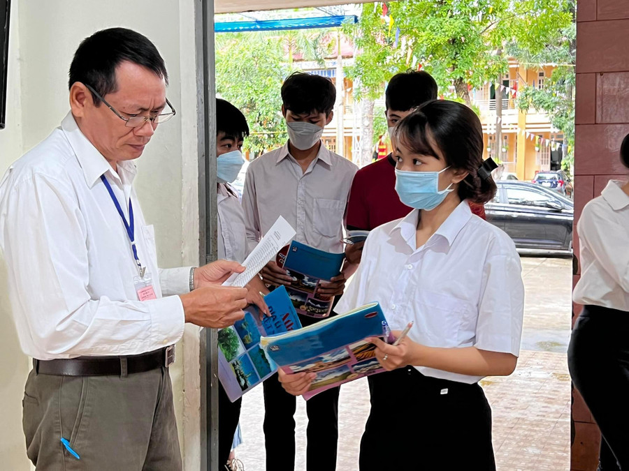 Cán bộ coi thi tại các điểm thi thực hiện công tác rà soát, đối sánh thông tin thí sinh trước khi bước vào phòng thi. Cán bộ coi thi tại các điểm thi thực hiện công tác rà soát, đối sánh thông tin thí sinh trước khi bước vào phòng thi.