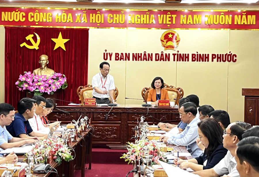 Thứ trưởng Hoàng Minh Sơn cùng đoàn công tác của Bộ GD&ĐT làm việc với Ban chỉ đạo thi tỉnh Bình Phước. Thứ trưởng Hoàng Minh Sơn cùng đoàn công tác của Bộ GD&ĐT làm việc với Ban chỉ đạo thi tỉnh Bình Phước.