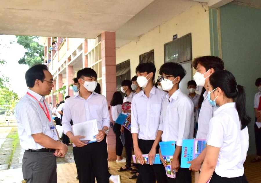 Thứ trưởng Hoàng Minh Sơn thăm hỏi và động viên học sinh trước khi bước vào phòng thi. Thứ trưởng Hoàng Minh Sơn thăm hỏi và động viên học sinh trước khi bước vào phòng thi.