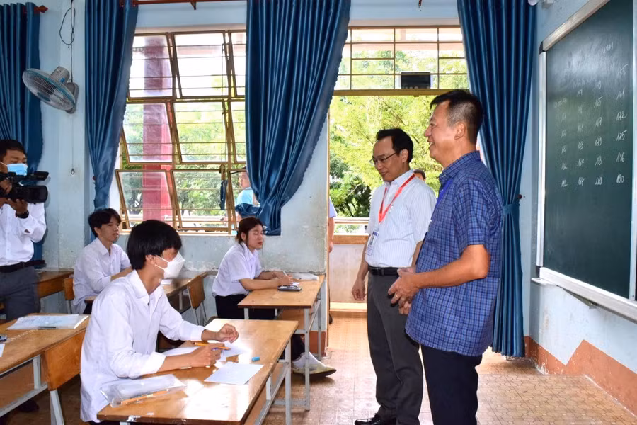 Thứ trưởng kiểm tra công tác bố trí vị trí ngồi, an ninh và quy định từng phòng thi tại các điểm thi.