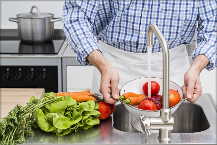 Kết hợp mọi thứ trong một chậu để rửa cũng có thể làm giảm lượng nước sử dụng. (Ảnh: ITN).