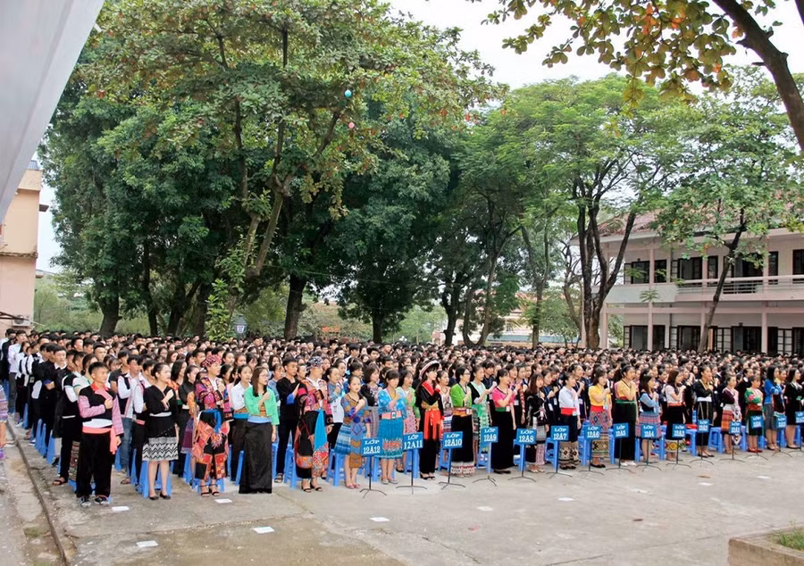 Học sinh trường PT Vùng Cao Việt Bắc mặc trang phục dân tộc trong giờ sinh hoạt dưới cờ