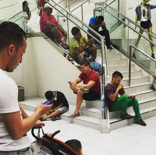 Nỗi khổ của các ông chồng đưa vợ đi shopping.